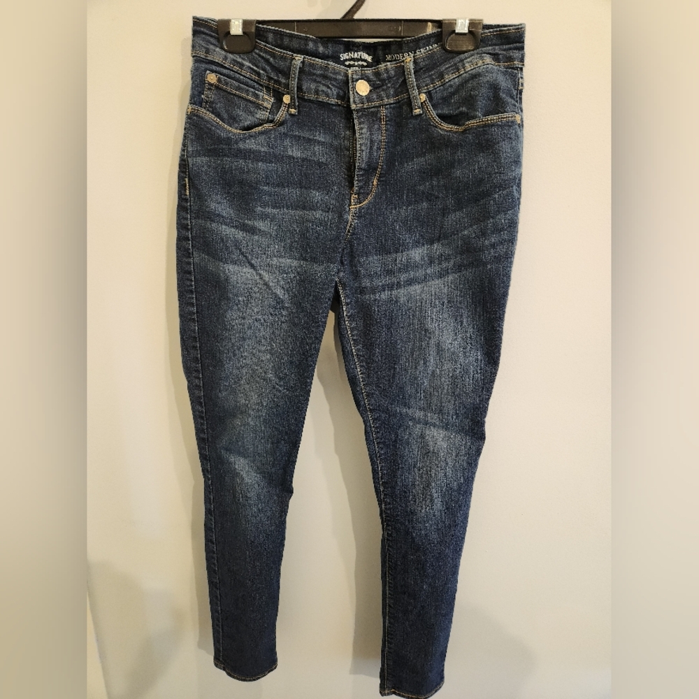 Levi skinny jeans, tag missing but it's a 28 waist, ankle length